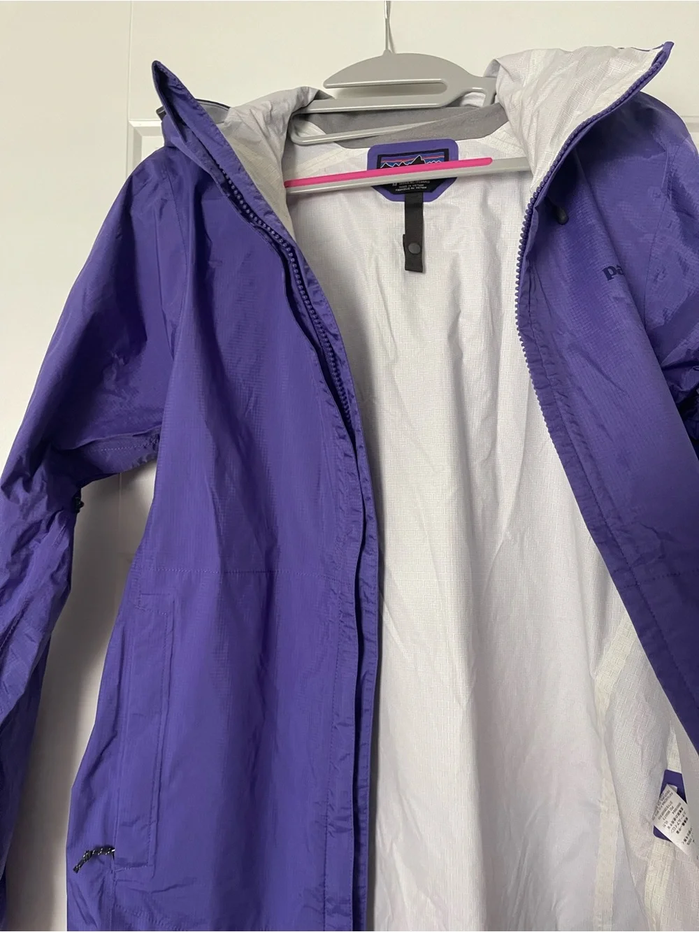 Like New Patagonia Women's lightweight Purple Rain Jacket - Picture 5 of 10